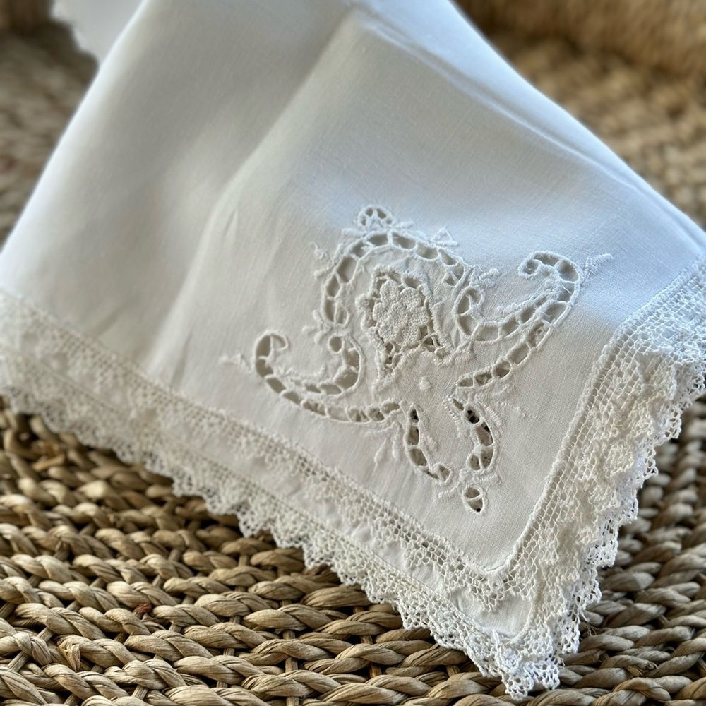 4 Vintage White Lace Trimmed Cloth Napkins - Picture 3 of 6